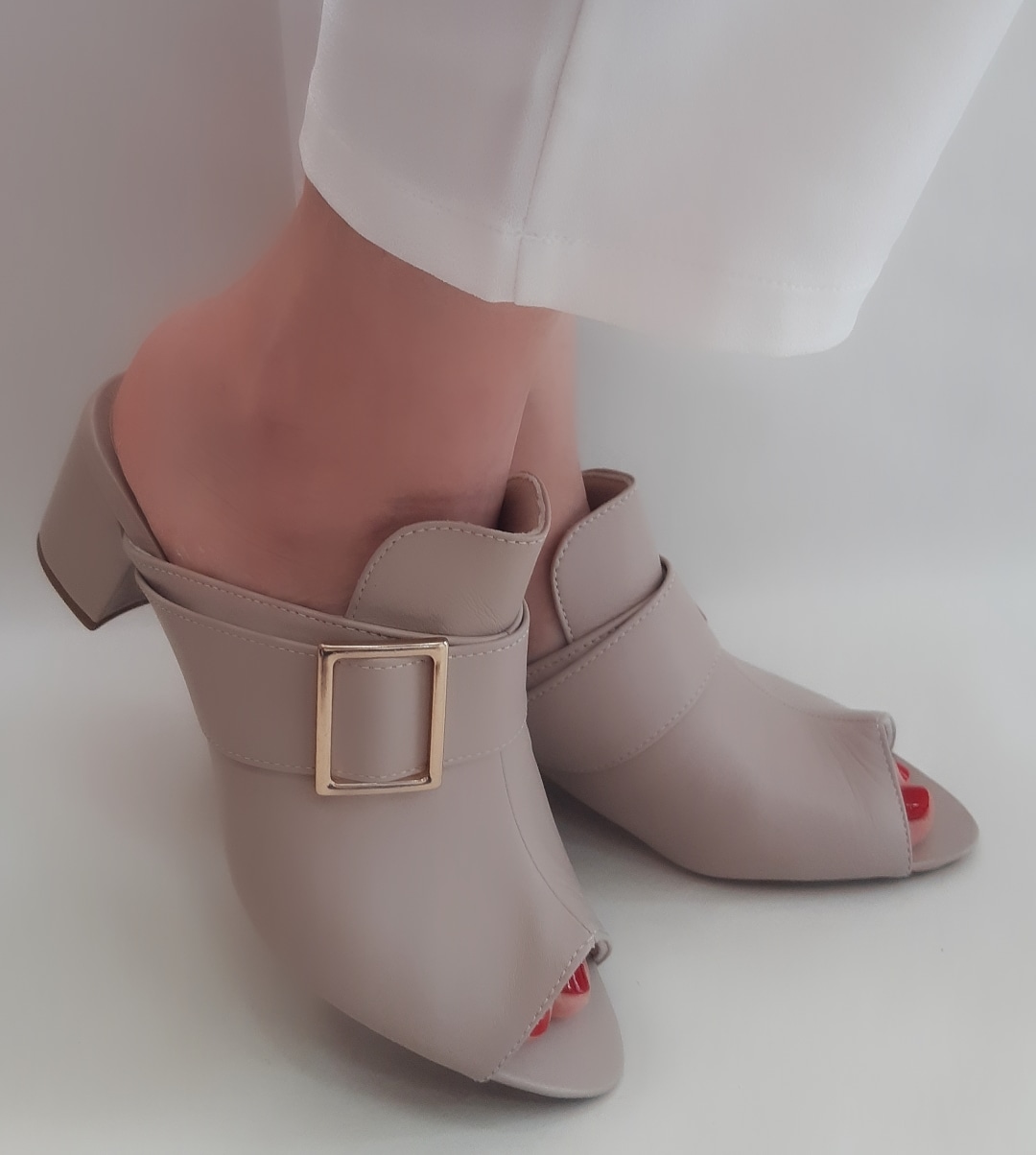 Calçado feminino D'Artchella em tom nude